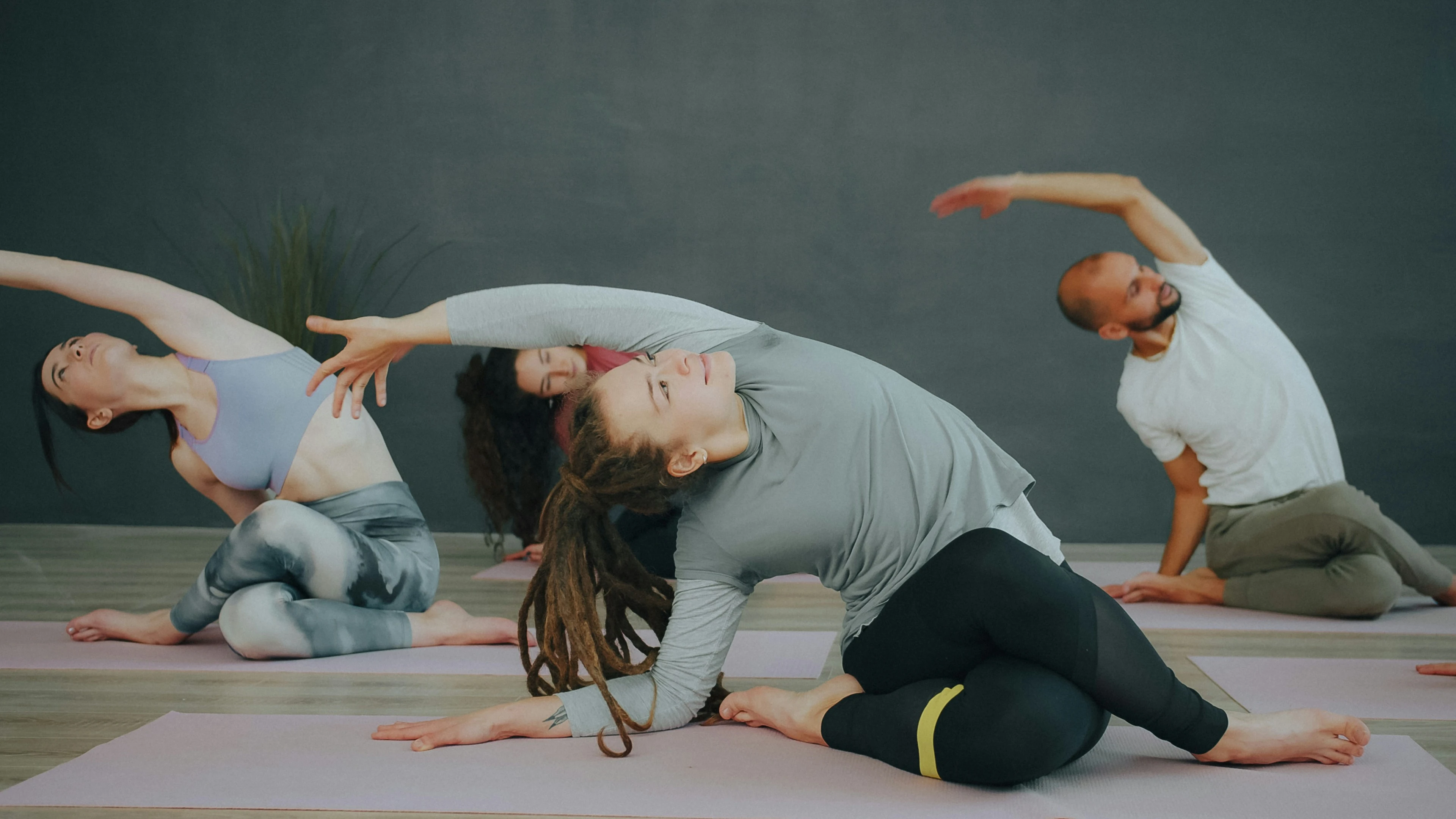 Suasana kelas pilates di studio The Heat